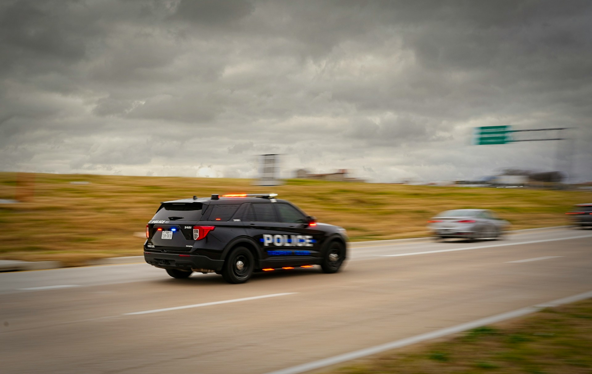 ハイウェイを走る警察車両(カーチェイスのイメージ)